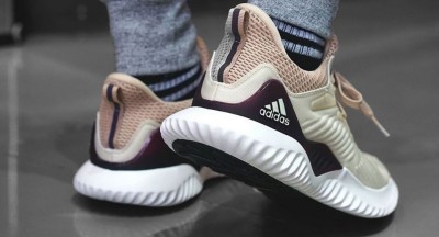 3 tác dụng cực hữu ích của mẩu dây phía sau gót giày sneaker không phải ai cũng biết