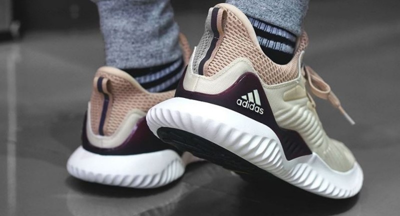 3 tác dụng cực hữu ích của mẩu dây phía sau gót giày sneaker không phải ai cũng biết